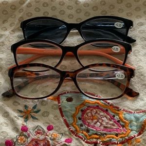 New in Package Women’s glasses. One set plus sunglasses!!